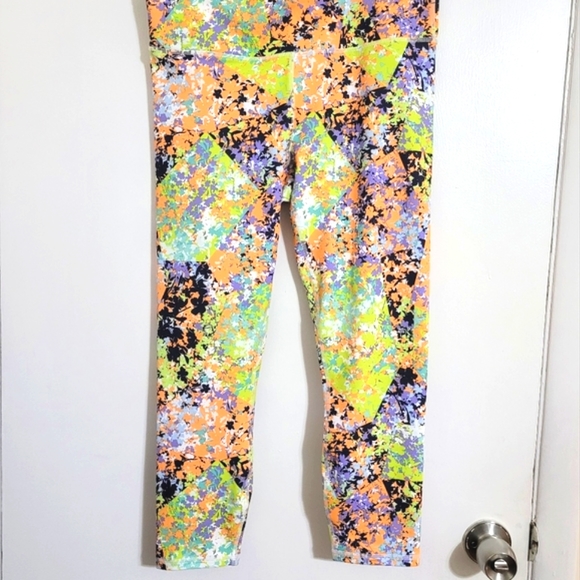 Fabletics Mid Rise Capri, Meridian remix, size Medium - Picture 5 of 9